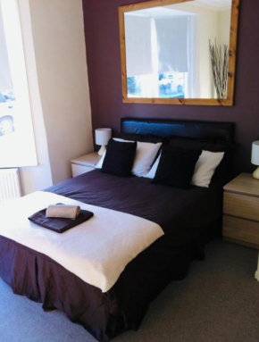 THE RESTING LION - Gourock Town Center Holiday Home Apartment